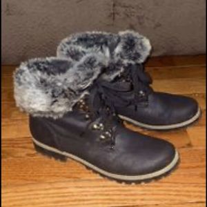 ***SOLD**** 🥾 Women’s black fur-lined boots ♥️